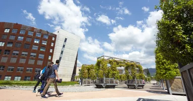 Edificio medicina e studenti che camminano