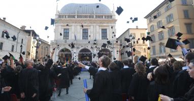 cerimonia consegna diplomi Piazza della Loggia