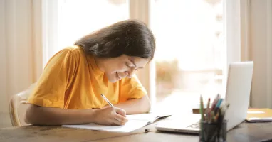 Studentessa con computer
