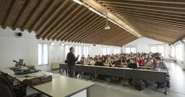 Aula con studenti di economia