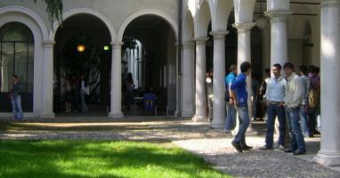 Economia Santa Chiara studenti nel chiostro