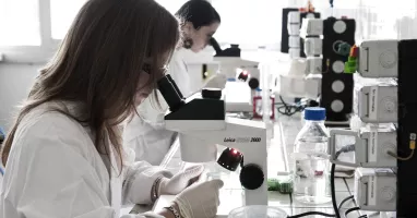 Laboratorio e studentesse al microscopio