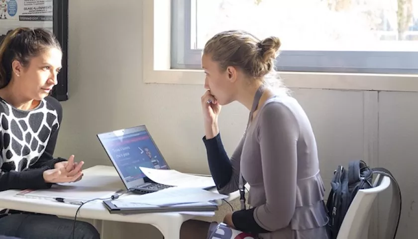 Due ragazze che parlano sedute ad un tavolino