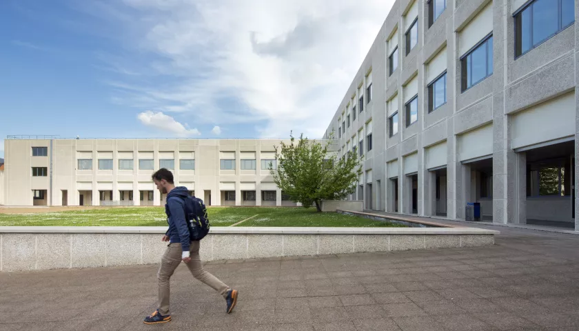 Studente che attraversa campus di ingegneria