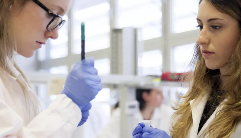 Studentesse in laboratorio biomedico