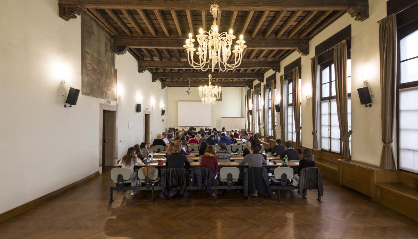 Aula con studenti di giurisprudenza