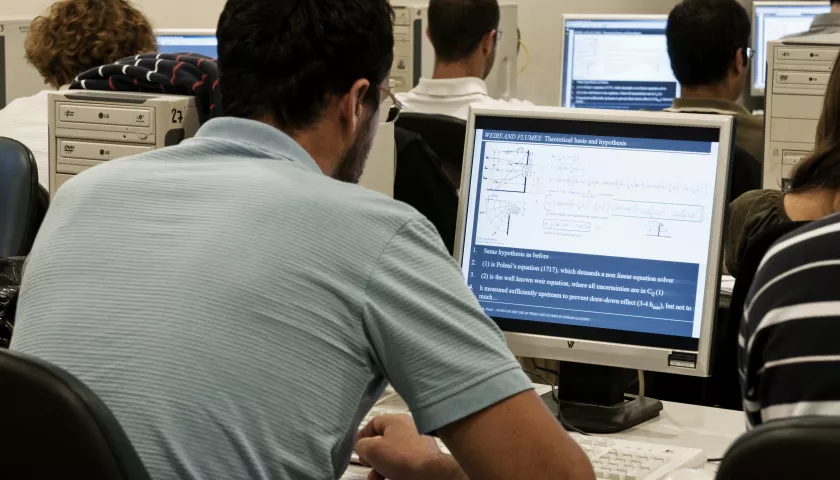 studenti in aula pc di ingegneria 
