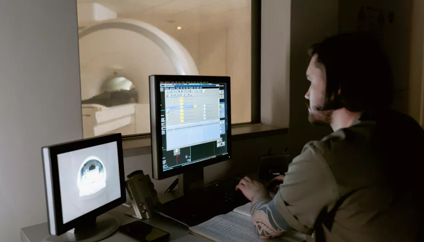 tecnico di radiologia davanti a pc