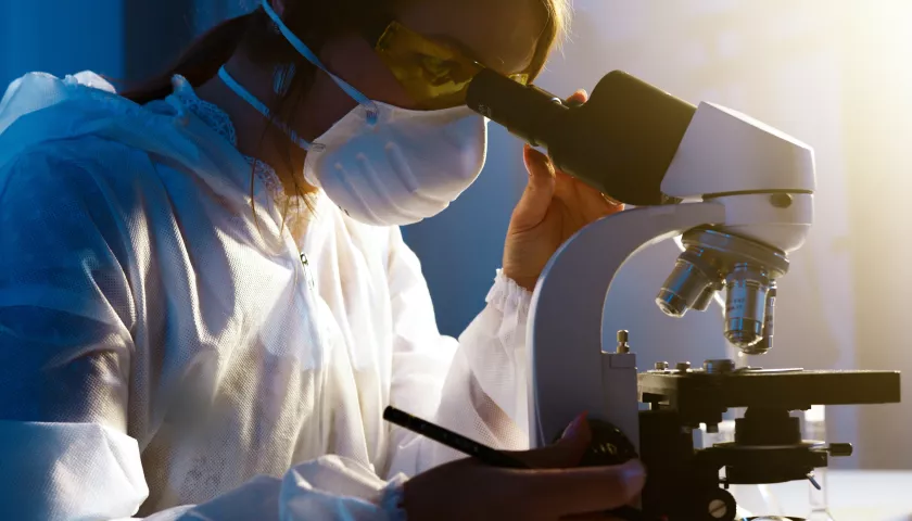Donna al microscopio