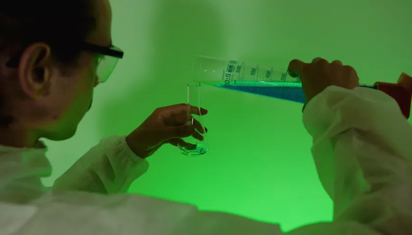 persona in laboratorio con provetta