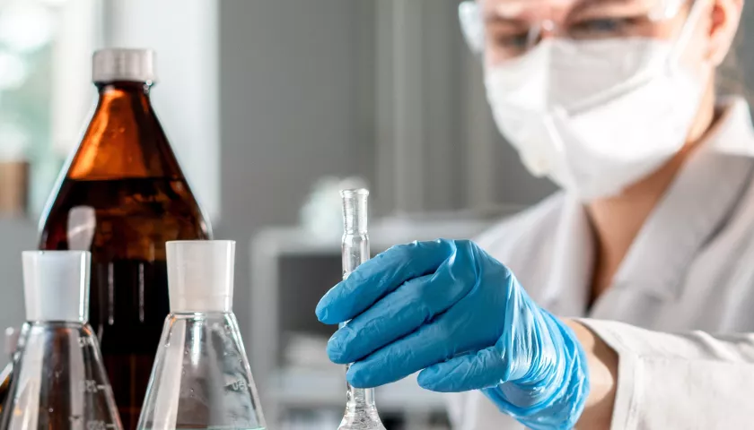 donna in laboratorio