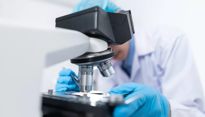 uomo al microscopio