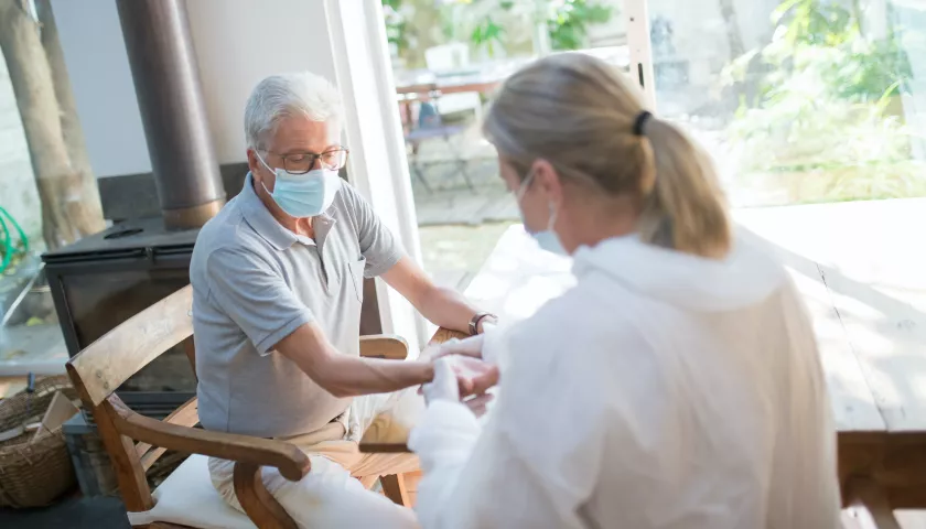 medico e paziente anziano