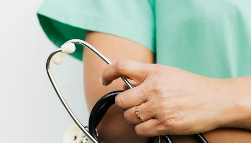 medico con in mano stetoscopio