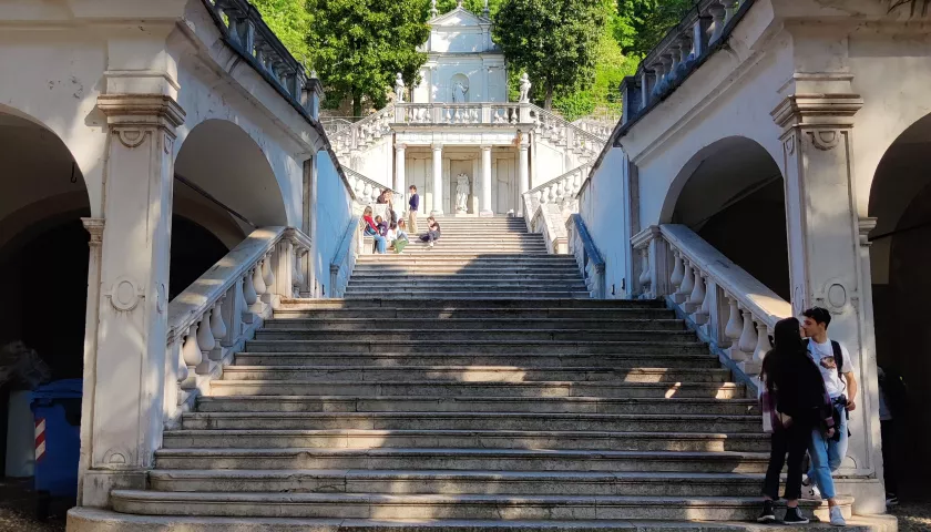 scalinata edificio santa chiara