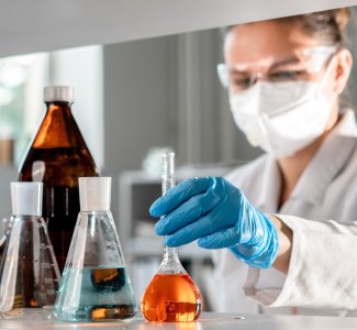 donna in laboratorio