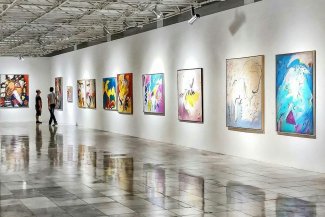 galleria con quadri esposti