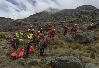 persone in montagna che effettuano un salvataggio