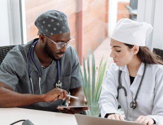 donna e uomo medici che parlano