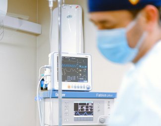 medico in sala operatoria