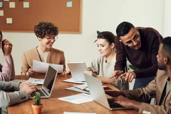 persone in riunione di lavoro