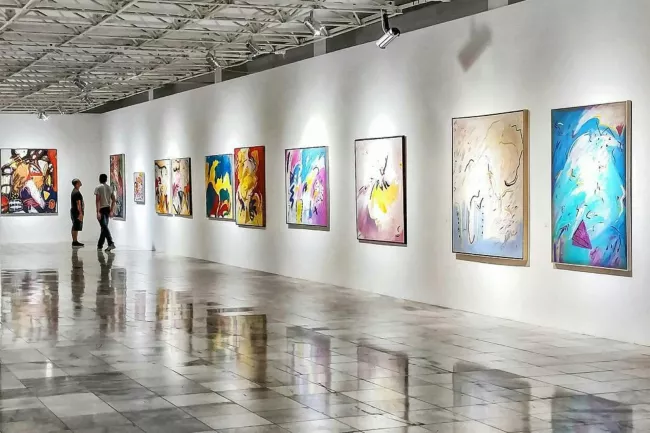 galleria con quadri esposti
