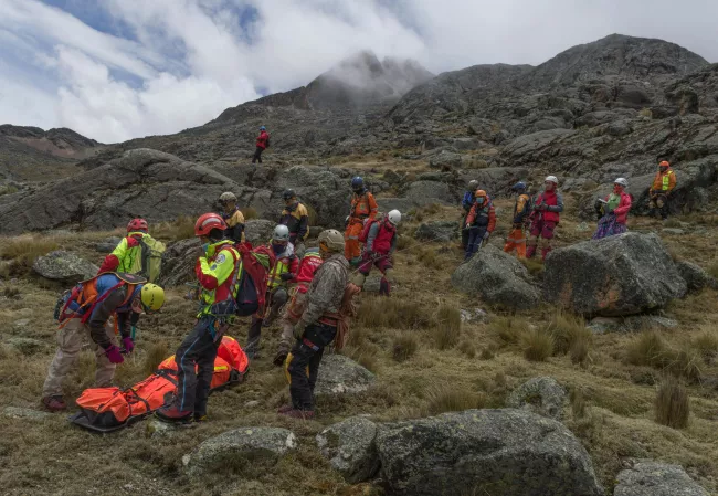 persone in montagna che effettuano un salvataggio
