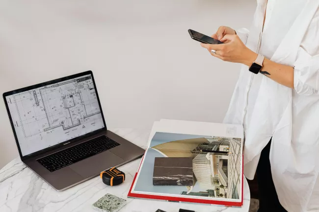 Ambiente di lavoro di un interior designer o architetto impegnato nella fase di progettazione