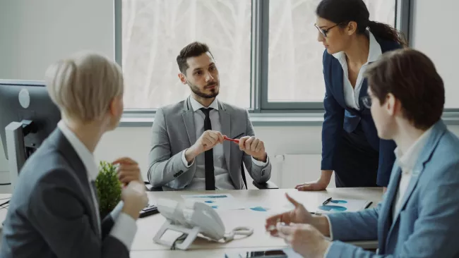 Incontro d'affari o riunione in un ufficio moderno
