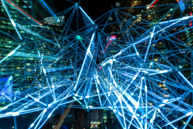 Trama geometrica di luci che crea l'effetto visivo di un reticolo di dati digitali
